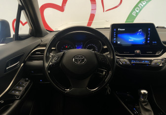Подержанный автомобиль Toyota C-HR 2019 года (11 фото)