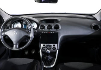 Подержанный автомобиль Peugeot 308 Hatchback 2011 года (12 фото)
