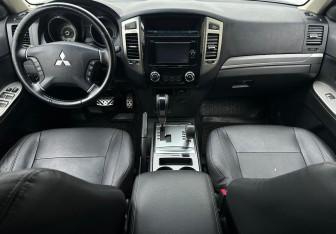 Подержанный автомобиль Mitsubishi Pajero 2015 года (11 фото)