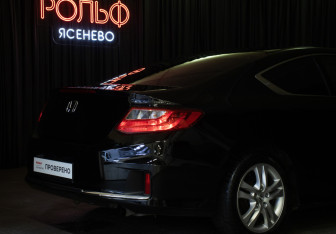 Подержанный автомобиль Honda Accord Coupe 2012 года (25 фото)