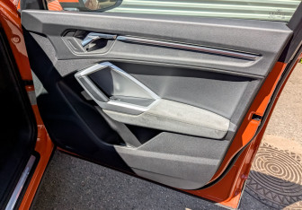 Подержанный автомобиль Audi Q3 2018 года (25 фото)