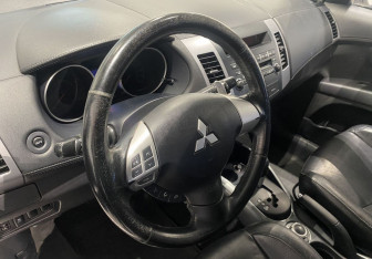 Подержанный автомобиль Mitsubishi Outlander 2010 года (14 фото)