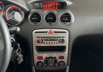 Подержанный автомобиль Peugeot 308 Hatchback 2012 года (12 фото)