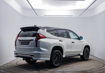 Подержанный автомобиль Mitsubishi Montero Sport 2022 года (5 фото)