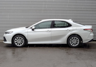 Подержанный автомобиль Toyota Camry Sedan 2021 года (8 фото)
