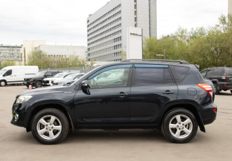 Подержанный автомобиль Toyota RAV4 2011 года (6 фото)