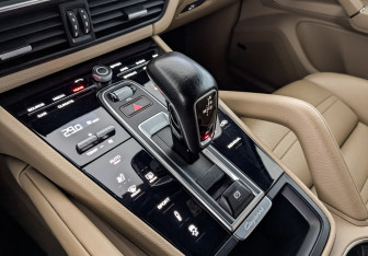 Подержанный автомобиль Porsche Cayenne 2019 года (21 фото)