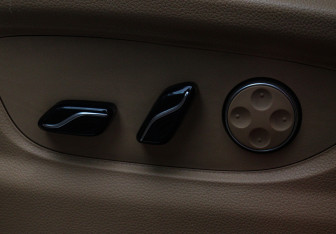 Подержанный автомобиль Voyah Dream 2023 года (22 фото)