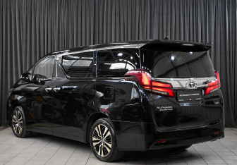 Подержанный автомобиль Toyota Alphard 2021 года (7 фото)