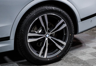 Подержанный автомобиль BMW X7 2022 года (15 фото)