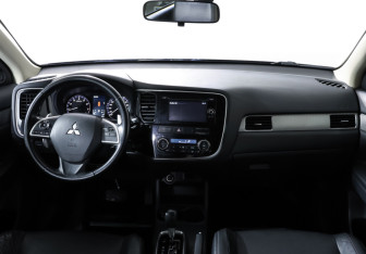 Подержанный автомобиль Mitsubishi Outlander 2014 года (13 фото)