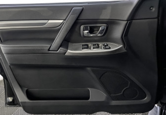 Подержанный автомобиль Mitsubishi Pajero 2015 года (19 фото)