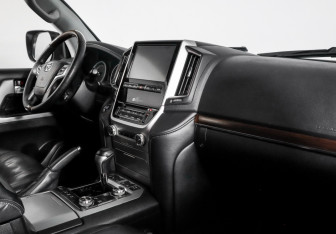 Подержанный автомобиль Toyota Land Cruiser Suv 2015 года (9 фото)