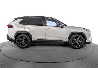 Подержанный автомобиль Toyota RAV4 2021 года (4 фото)