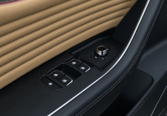 Подержанный автомобиль Hongqi HS5 2023 года (22 фото)