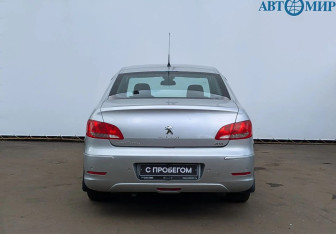 Подержанный автомобиль Peugeot 408 2018 года (7 фото)