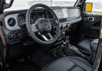 Подержанный автомобиль Jeep Wrangler 2025 года (13 фото)