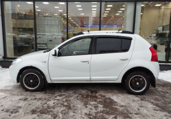 Подержанный автомобиль Renault Sandero 2011 года (5 фото)