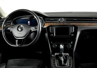 Подержанный автомобиль Volkswagen Passat Sedan 2017 года (8 фото)