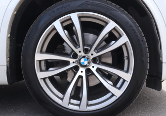 Подержанный автомобиль BMW X5 2015 года (24 фото)