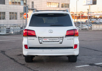 Подержанный автомобиль Lexus LX 2011 года (6 фото)