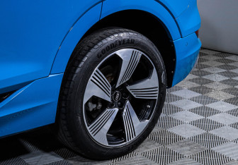 Подержанный автомобиль Audi e-tron 2020 года (15 фото)