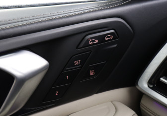 Подержанный автомобиль BMW X6 2019 года (23 фото)