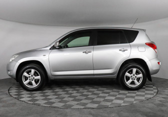 Подержанный автомобиль Toyota RAV4 2007 года (8 фото)