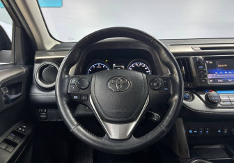 Подержанный автомобиль Toyota RAV4 2018 года (20 фото)
