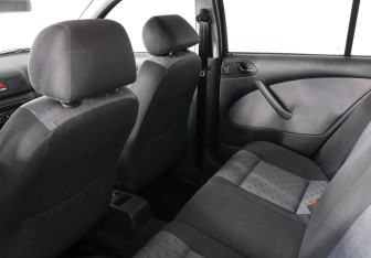 Подержанный автомобиль Skoda Octavia Liftback 2002 года (8 фото)