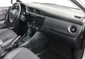 Подержанный автомобиль Toyota Corolla Sedan 2017 года (5 фото)