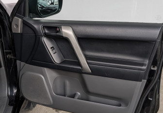 Подержанный автомобиль Toyota Land Cruiser Prado 2010 года (22 фото)