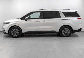 Подержанный автомобиль Kia Carnival 2021 года (8 фото)