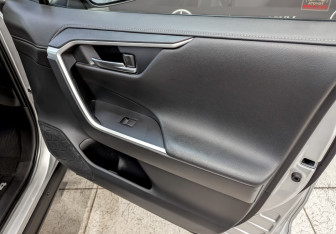 Подержанный автомобиль Toyota RAV4 2021 года (24 фото)