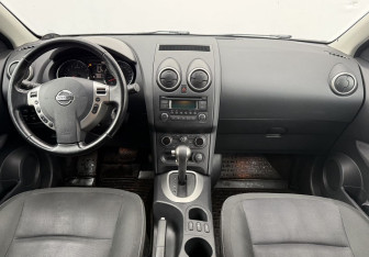 Подержанный автомобиль Nissan Qashqai 2013 года (12 фото)
