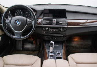 Подержанный автомобиль BMW X5 2010 года (13 фото)