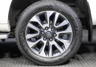 Подержанный автомобиль Toyota Land Cruiser Prado 2022 года (24 фото)
