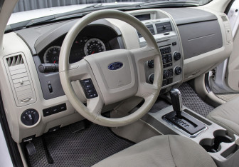 Подержанный автомобиль Ford Escape 2007 года (15 фото)