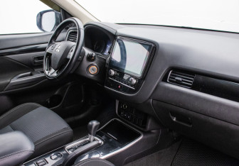 Подержанный автомобиль Mitsubishi Outlander 2021 года (10 фото)