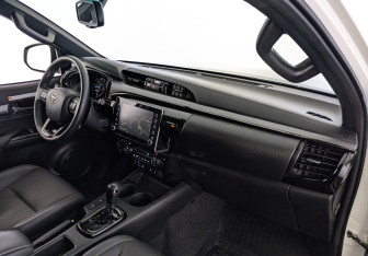 Подержанный автомобиль Toyota Hilux 2021 года (11 фото)