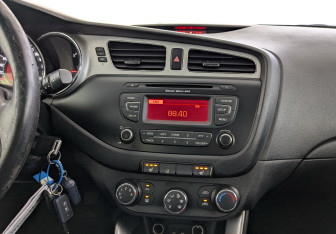 Подержанный автомобиль Kia Ceed Hatchback 2014 года (15 фото)