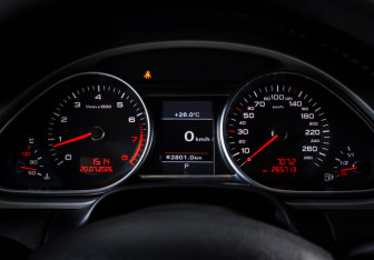 Подержанный автомобиль Audi Q7 2011 года (14 фото)