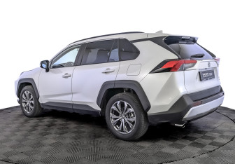 Подержанный автомобиль Toyota RAV4 2024 года (7 фото)