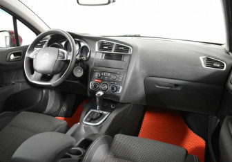 Подержанный автомобиль Citroen C4 Hatchback 2014 года (9 фото)