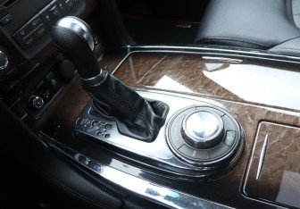 Подержанный автомобиль Infiniti QX56 2011 года (16 фото)