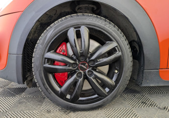 Подержанный автомобиль MINI Hatch 2019 года (12 фото)