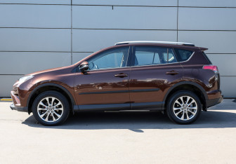 Подержанный автомобиль Toyota RAV4 2017 года (8 фото)