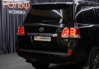 Подержанный автомобиль Toyota Land Cruiser Suv 2009 года (25 фото)