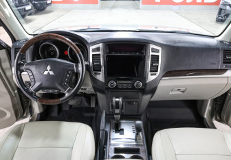Подержанный автомобиль Mitsubishi Pajero 2017 года (15 фото)