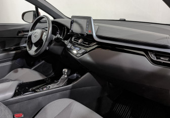 Подержанный автомобиль Toyota C-HR 2021 года (13 фото)
